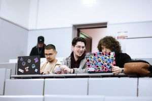 Zeci de studenţi la competitia UniCredit Fintech Hackathon